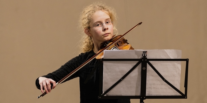 Elsa Johanna Staemmler spielt Geige 