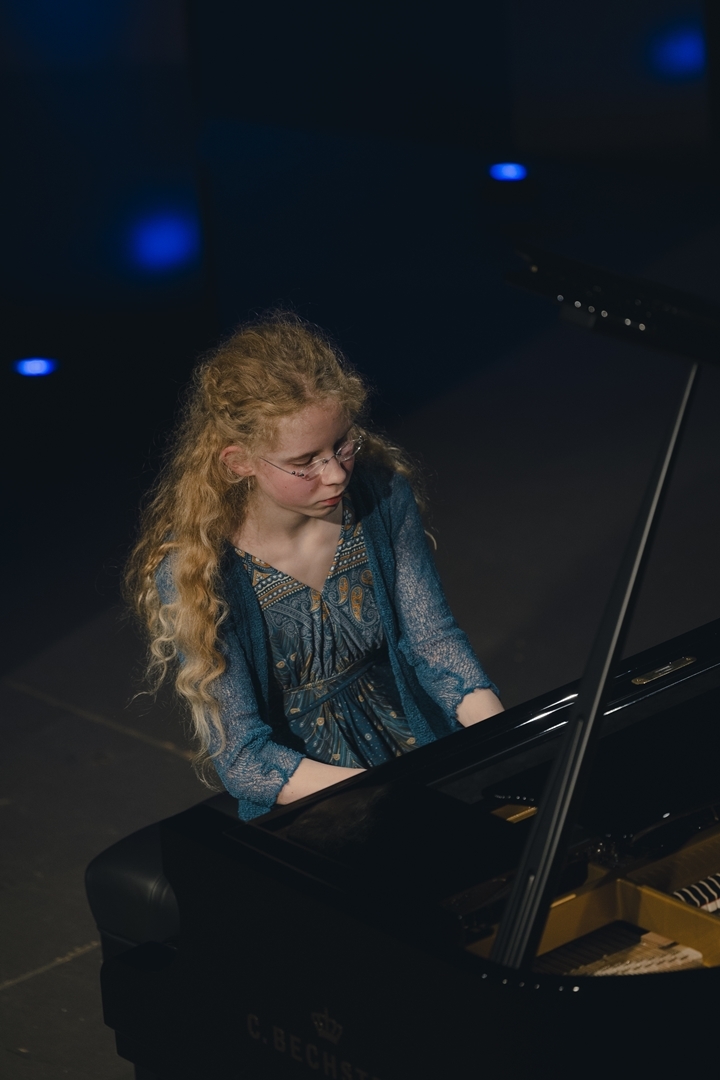 Elsa-Johanna-Staemmler spielt am Klavier