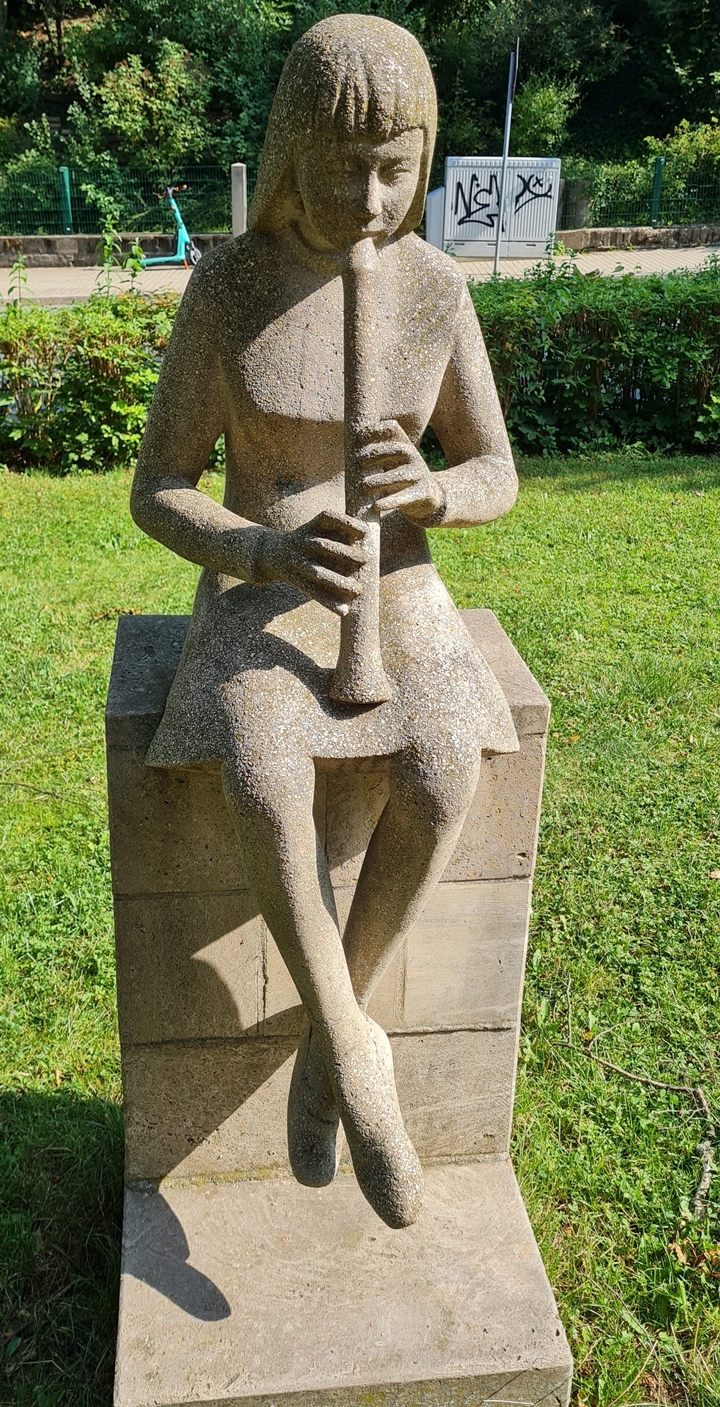 Figur der Flötenspielerin im Garten vor der Musik- und Kunstschule 