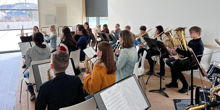 2023 Bläserklasse und Bläserensemble II spielen beim Tag der offenen Tür im Ernst Abbe Gymnasium