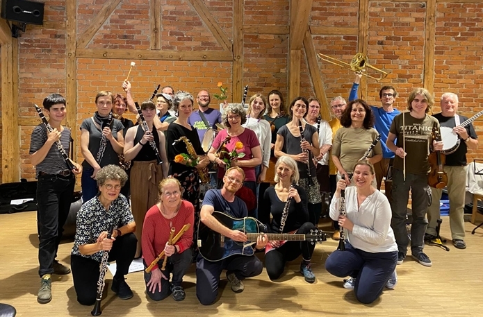 Gruppenbild mit Teilnehmer:innen des Klezmerworkshops