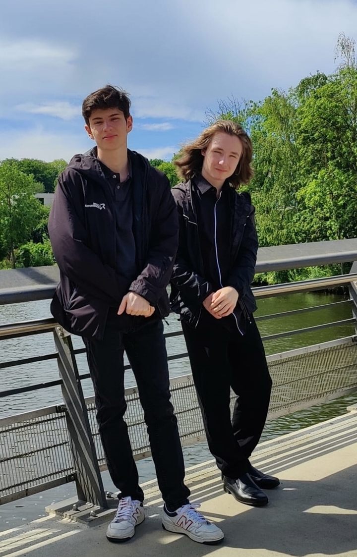 Samuel Botti Marques und Philipp Roth in Lübeck auf einer Brücke